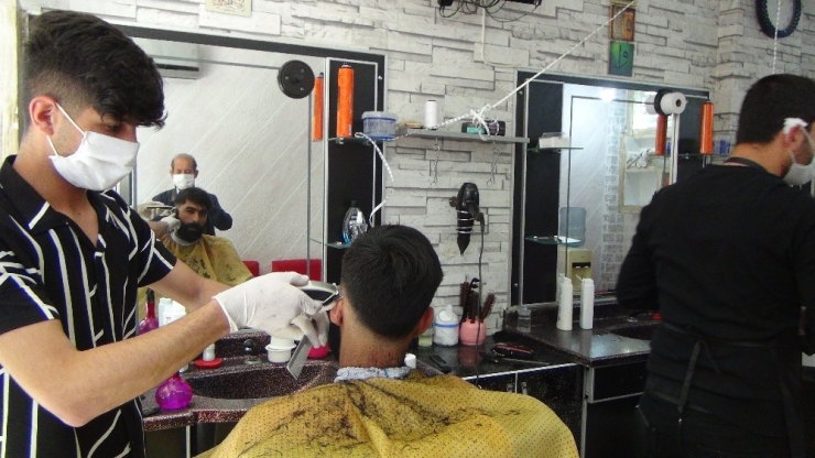 50 Gün Sonra İş Başı Yapan Berberlerin Randevu Defterleri Doldu