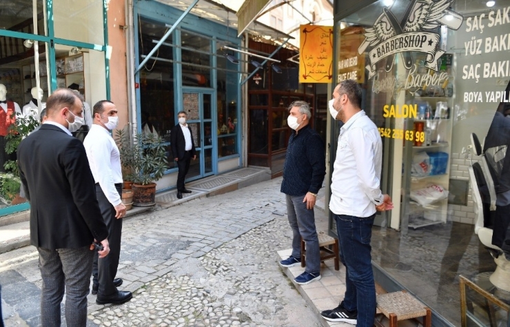 Beyoğlu’nda İşbaşı Yapan Berberlere Sağlık Malzemeleri Desteği