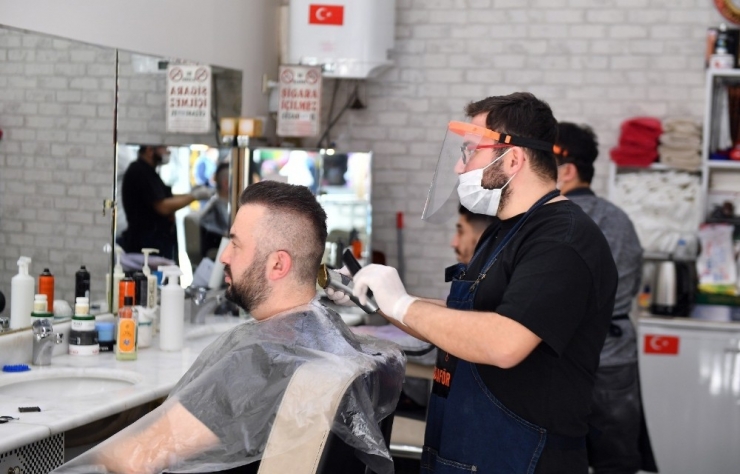 Beyoğlu’nda İşbaşı Yapan Berberlere Sağlık Malzemeleri Desteği