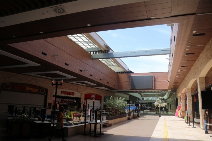 Avrupanın En Büyük Otoyol Alışveriş Tesisi Müşterilerine Kapılarını Açtı