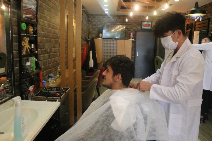 Bolu’da, Berberler 50 Gün Sonra Müşterilerine Kapılarını Açtı