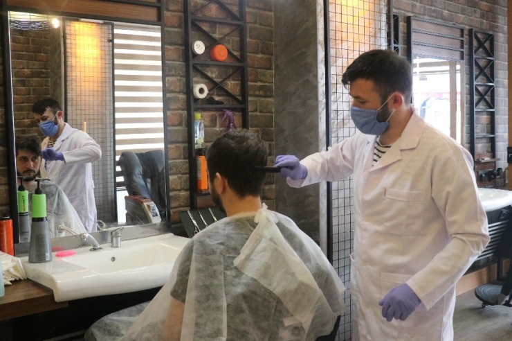 Bolu’da, Berberler 50 Gün Sonra Müşterilerine Kapılarını Açtı