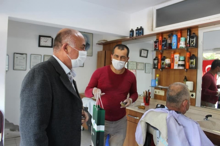 Çardak’ta Berber Ve Kuaförlere Maske Dağıtıldı