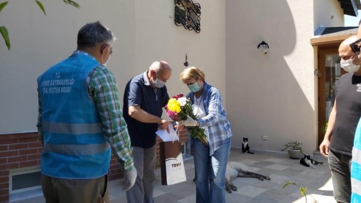 Çeşme’de Şehit Annesine Anneler Günü Ziyareti