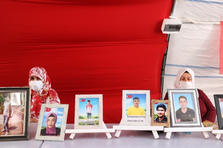 Hdp Önündeki Ailelerin Evlat Nöbeti 252. Gününde