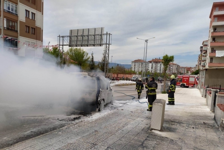 Motoru Tutuşan Ticari Araç Alev Topuna Döndü