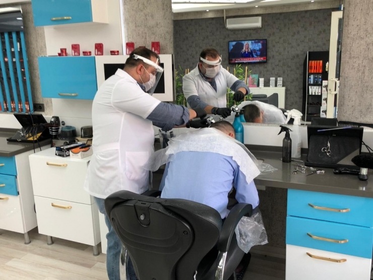 ‘Kontrollü Hayat’ın İlk Gününde Kuaför Ve Berber Esnafı Kepenk Açtı