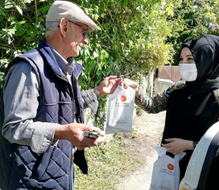 Kartepe’de 15 Bin Hijyen Paket Dağıtımı Yapıldı