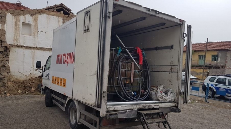 Kamyonet Kasasında 3 Bin Litre Karışımlı Kaçak Akaryakıt Ele Geçirildi