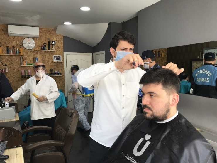 Üsküdar’da Berberler Ve Kuaförler Dezenfekte Edilerek Maske Ve Hijyen Paketi Dağıtıldı