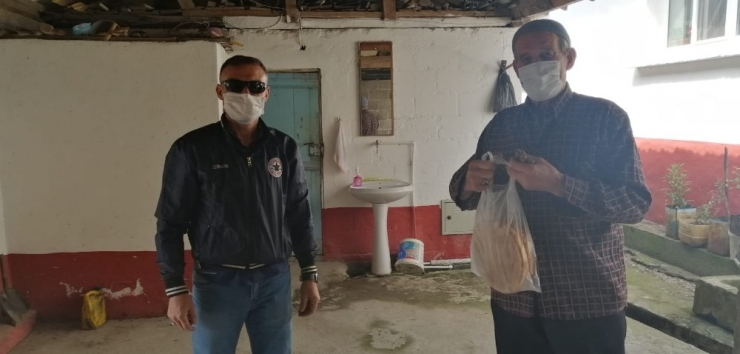 Ekmek Götürdüğü Yaşlılarla Göbek Atıp Şarkı Söylüyor