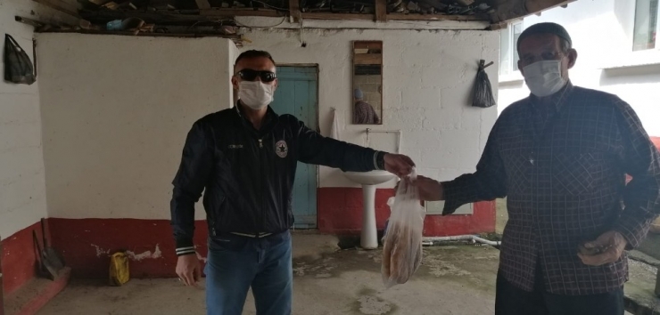 Ekmek Götürdüğü Yaşlılarla Göbek Atıp Şarkı Söylüyor