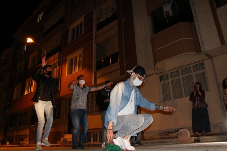 Elazığ’da Sosyal Mesafeli "Sahur Halayı" Renkli Görüntüler Oluşturdu