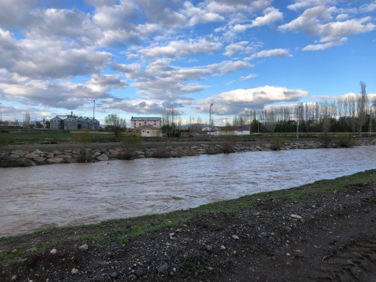 Dengesini Kaybederek Çaya Düşen Çocuk Kayboldu