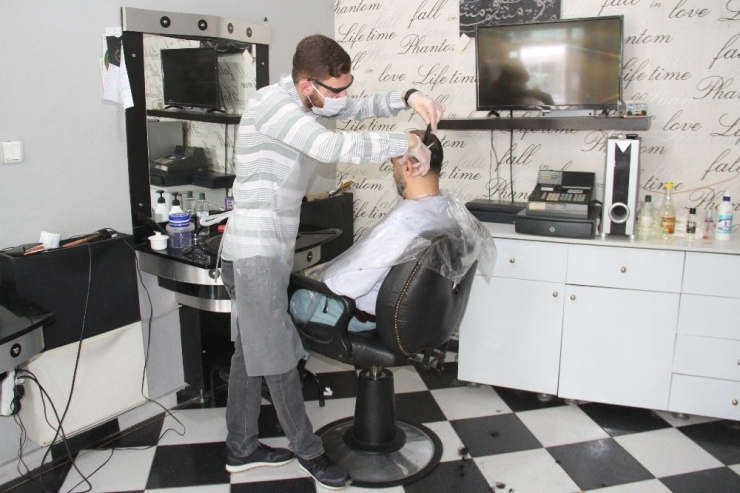 Esenler’de Açılışın İlk Gününde Berber Ve Kuaförler Denetledi