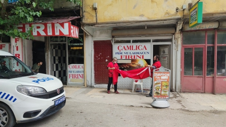 İş Yerinde Asılı Türk Bayrağını Yırttılar