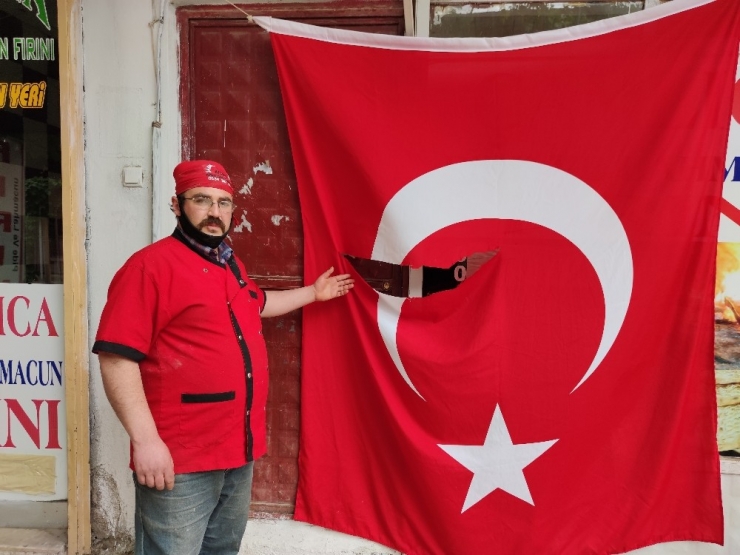 İş Yerinde Asılı Türk Bayrağını Yırttılar