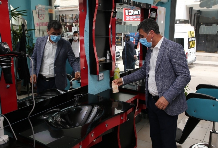 Gölbaşı Belediye Başkanı Şimşek, Esnafa Siftah Parası Takdim Etti