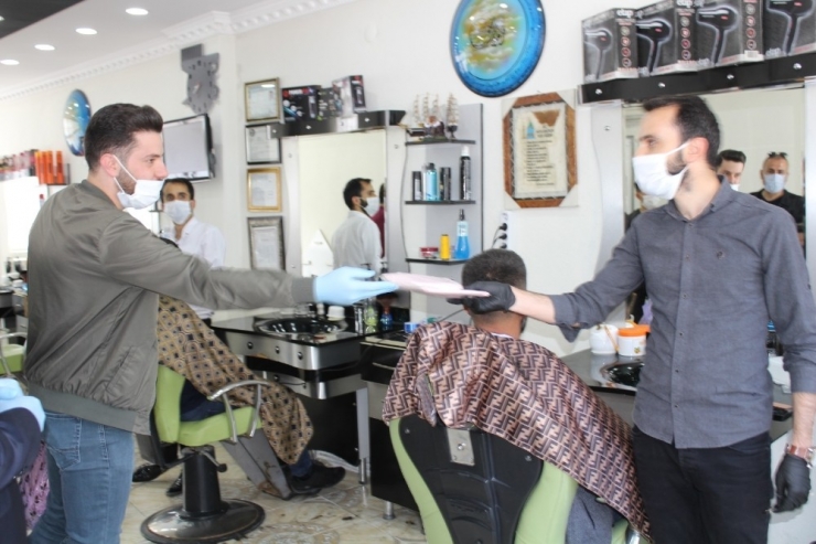 Şemdinli’de Berber, Kuaför Ve Güzellik Salonları Açıldı