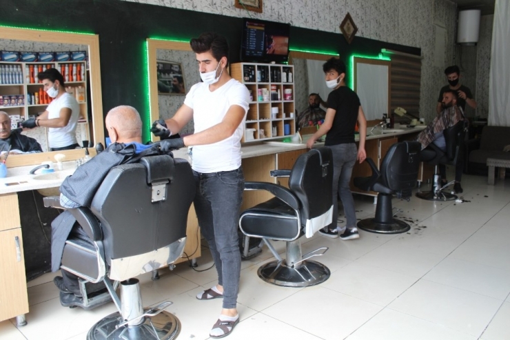 Şemdinli’de Berber, Kuaför Ve Güzellik Salonları Açıldı