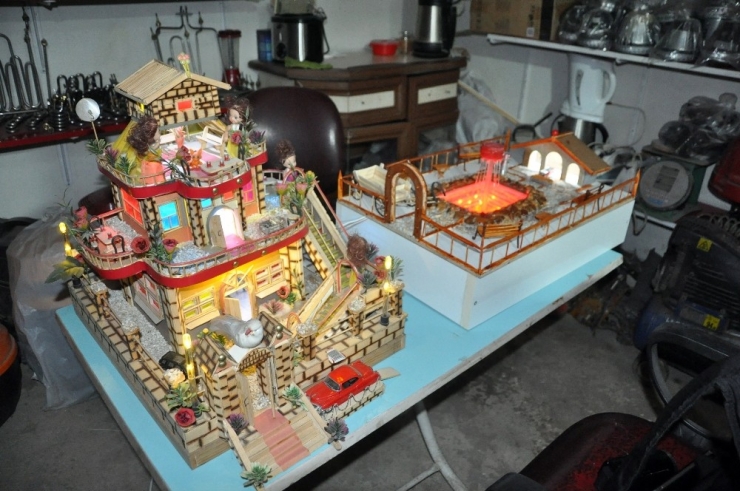 Evden Çıkamayan Adam Hayalindeki Evin Maketini Yaptı