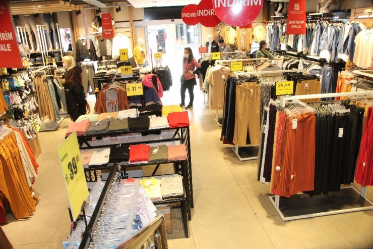 Devrek’te 2 Günlük Sokağa Çıkma Kısıtlamasının Ardından Yoğunluk Oluşmaya Başladı