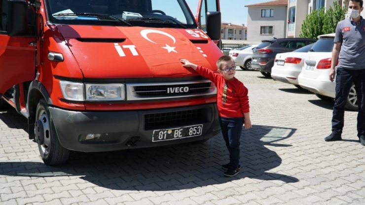 7 Yaşındaki Metehan’ın Pastası İtfaiye Aracı İle Gitti