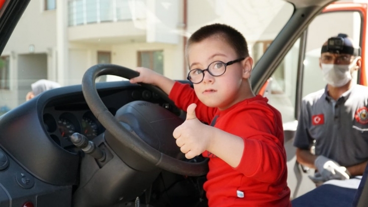 7 Yaşındaki Metehan’ın Pastası İtfaiye Aracı İle Gitti