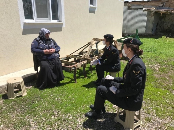 Jandarma’dan Şehit Annelerine ’Anneler Günü’ Ziyareti