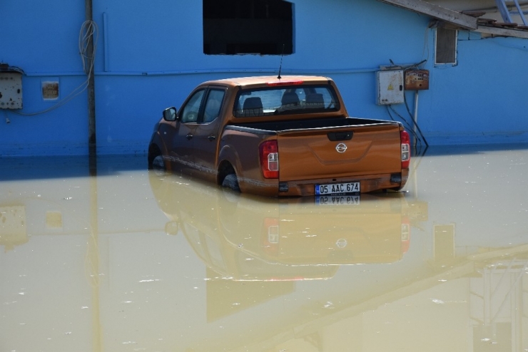 Kanal Taştı, İş Yeri Sular Altında Kaldı