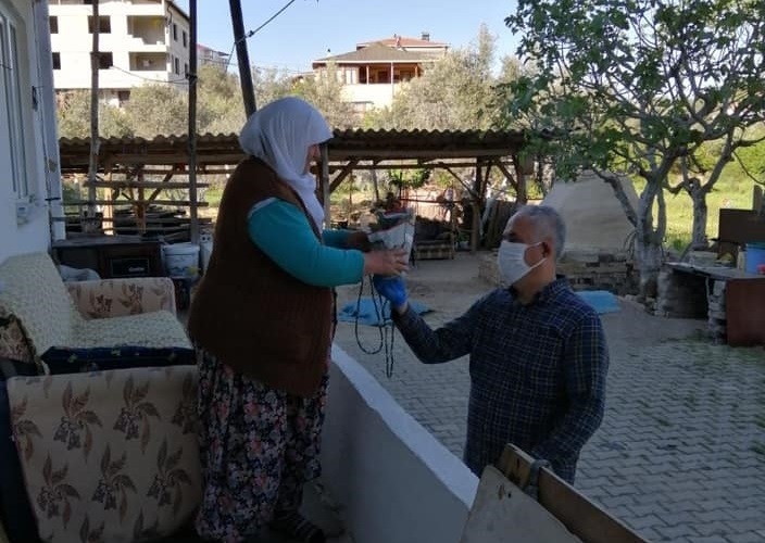 Kapı Kapı Dolaşarak Çiçek Hediye Etti