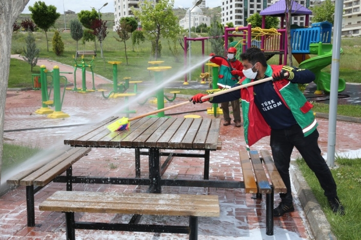 Karaköprü’de Parklar Çocuklar İçin Hazırlanıyor