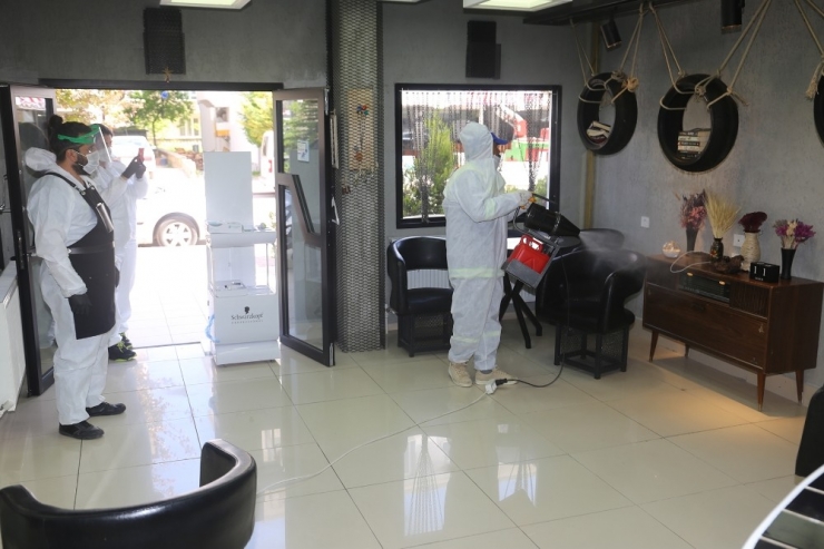Belediye, Berber Ve Kuaför Dükkanlarında Dezenfekte Çalışması Yaptı