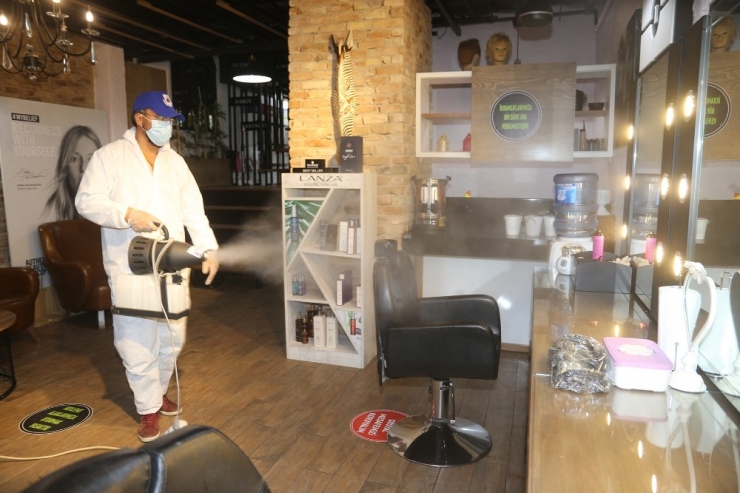 Belediye, Berber Ve Kuaför Dükkanlarında Dezenfekte Çalışması Yaptı