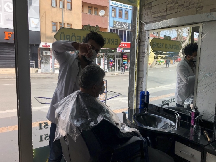 Kars’ta Berberler İş Yerlerini Açtı