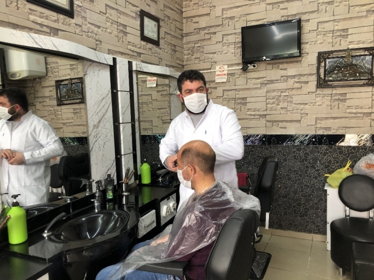 Kars’ta Berberler İş Yerlerini Açtı