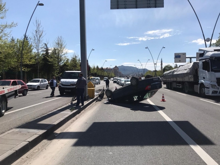 Refüje Çarpan Otomobil Ters Döndü: 3 Yaralı