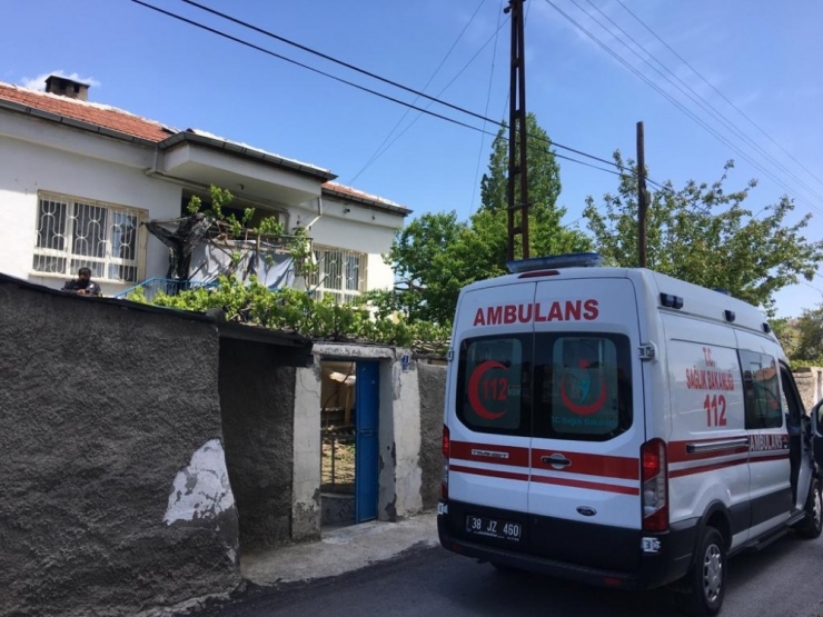 Bunalıma Giren Şahıs Kendini Asarak İntihar Etti