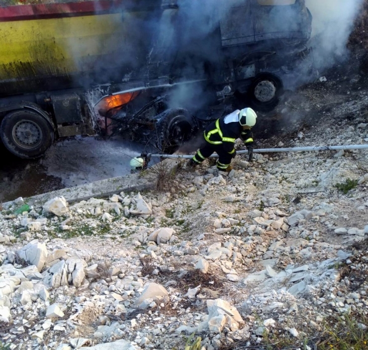 Kamyon Devrildi: 1 Ölü