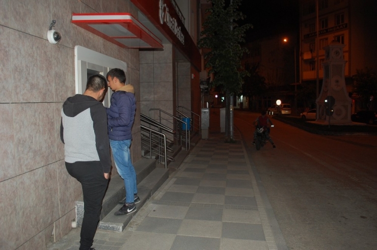 Kısıtlama Bitince Sokak Ortasında Çiftetelli Oynadılar