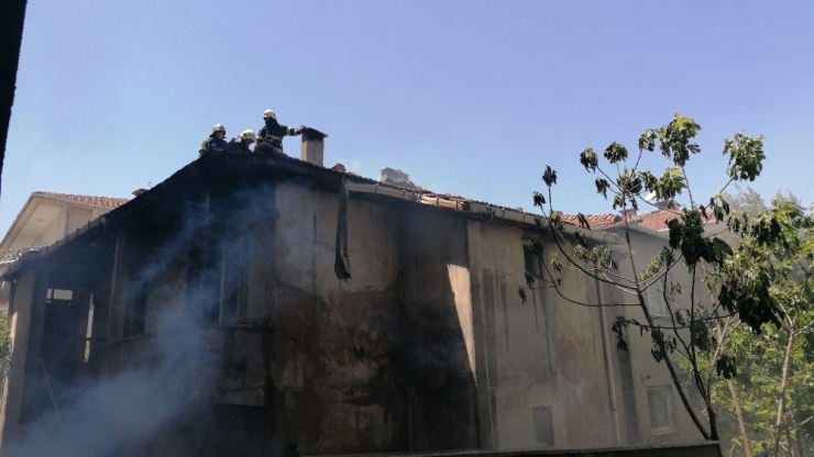 Alev Alev Yanan Ev Küle Döndü