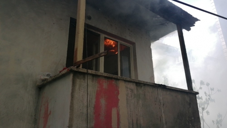 Alev Alev Yanan Ev Küle Döndü