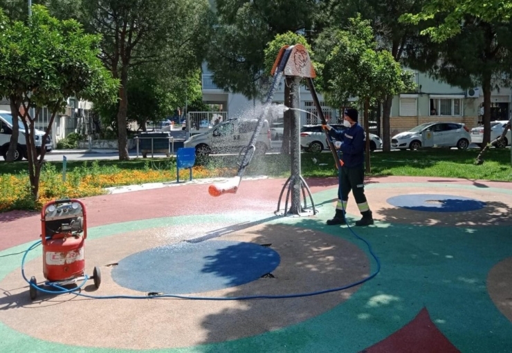 Konak’ta Parklar Çocuklar İçin Hazırlanıyor