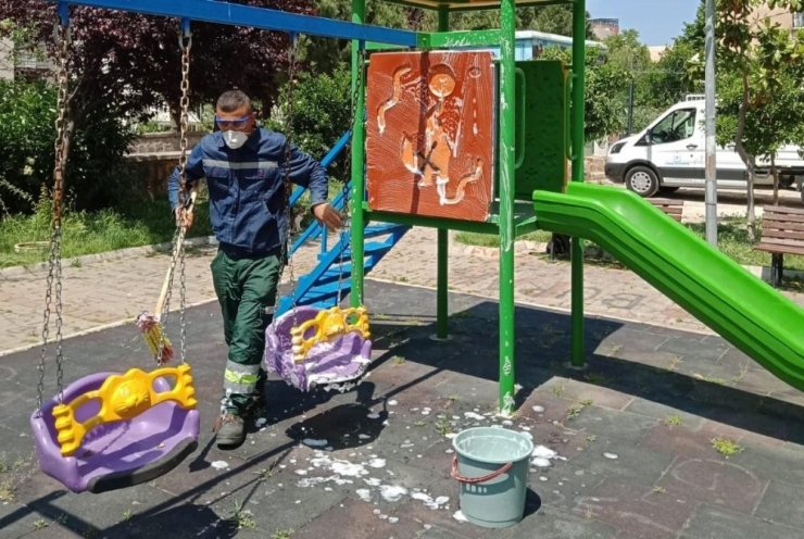 Konak’ta Parklar Çocuklar İçin Hazırlanıyor