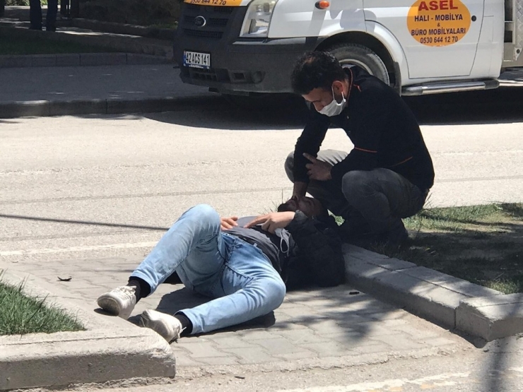 Otomobilin Çarptığı Elektrikli Bisiklet Sürücüsü Yaralandı