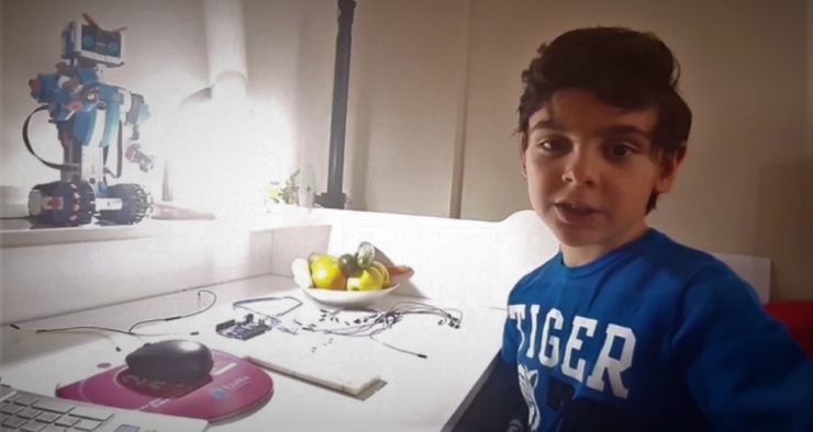 Evden Çıkamayınca Salatalık Ve Havuçtan Piyano Düzeneği Kurdu