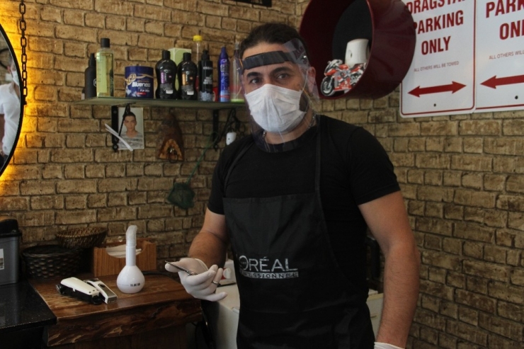 İzmir’de Berber Ve Kuaförler Yeniden Faaliyete Geçti