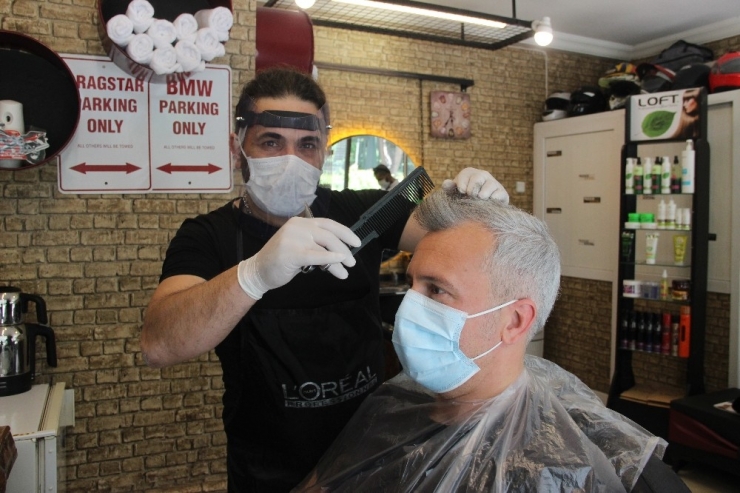 İzmir’de Berber Ve Kuaförler Yeniden Faaliyete Geçti
