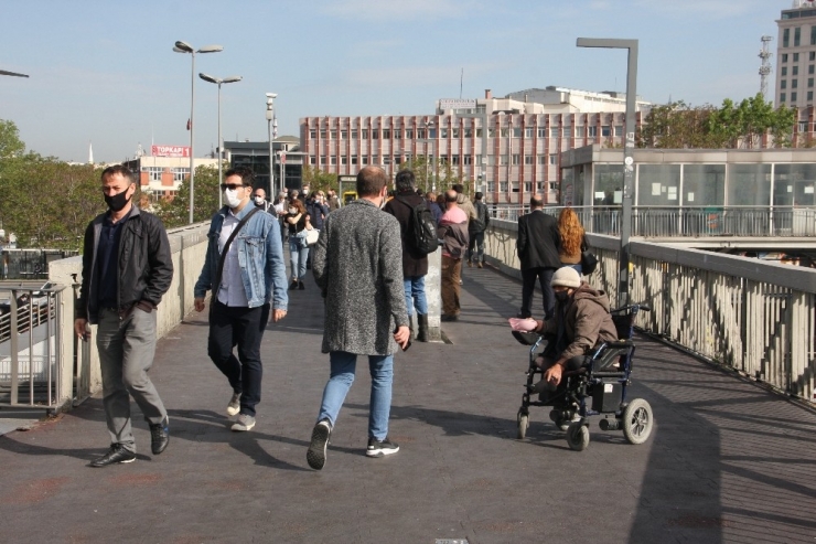 Kontrollü Sosyal Hayatın İlk Gününde Metrobüslerde Yoğunluk