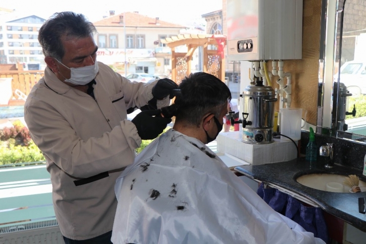 Nevşehir’de Berberler Açıldı, İlk Tıraşlar Yapıldı